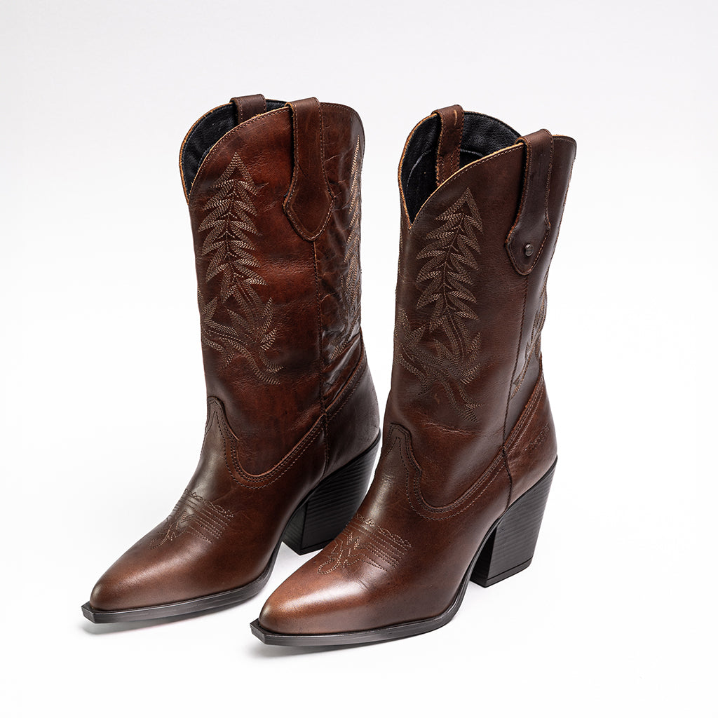 BOTA WRANGLER DE MUJER MODELO NAVA COLOR MIEL 1424